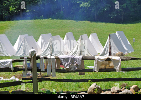 Vieux pantalon séchant sur une clôture en camp de tentes militaires en costume - Guerre de la Révolution américaine (années 1770) Époque re-enactment Banque D'Images