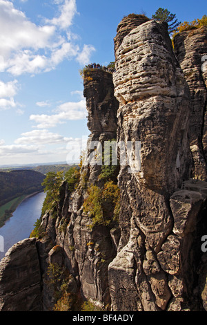 Le Bastion donnant sur l'Elbe, rock formation à l'Elbsandsteingebirge montagnes de grès de l'Elbe avec les gens en vie Banque D'Images