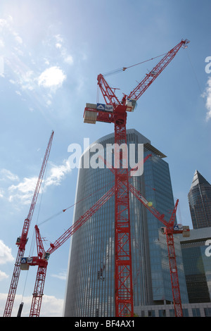 Les grues de construction en face de l'immeuble Pollux, Frankfurt am Main, Hesse, Germany, Europe Banque D'Images