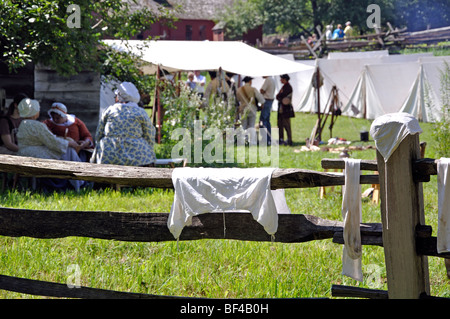 La vie au camp de tentes militaires costumés - Guerre de la Révolution américaine (années 1770) Époque re-enactment Banque D'Images