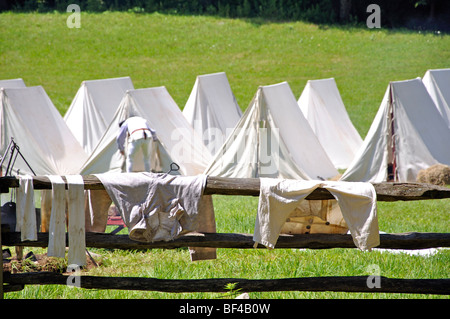 Vieux pantalon séchant sur une clôture en camp de tentes militaires en costume - Guerre de la Révolution américaine (années 1770) Époque re-enactment Banque D'Images