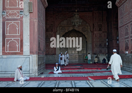 Vendredi, la Mosquée Jama Masjid, Jami Masjid, à la prière dans le hall, Old Delhi, Inde, Asie Banque D'Images