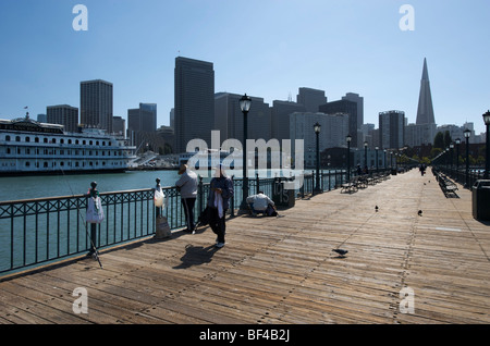 Vue sur San Francisco de Pier 7, San Francisco, California, USA Banque D'Images