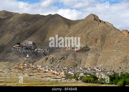 Paysage tibétain, village avec un monastère, stupa et forteresse sur la pente de montagne, Yaduixiang près de Luzhou, Himalaya, Tibet Au Banque D'Images