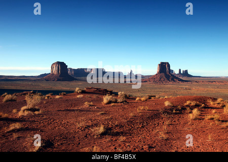 De nombreuses buttes de Monumement vallée sur un ciel bleu clair Jour Banque D'Images