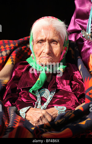 Très vieux et sage aîné porter des bijoux traditionnels Navajo Banque D'Images