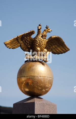 L'aigle Romanov au sommet d'un obélisque sur la place du marché d'Helsinki, pour commémorer la première visite de l'impératrice Alexandra Feodorovna de Russie. Banque D'Images