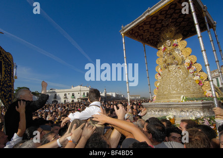 Romeria (pèlerinage) à El Rocio : Blanca Paloma procession vierge. Almonte, province de Huelva, Espagne Banque D'Images