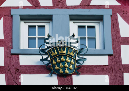 En fer forgé des armoiries de la ville indépendante de Cologne sur d'un maison à colombages Banque D'Images