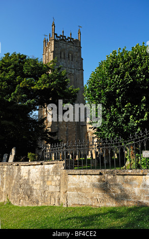 Tour d'une église gothique, Saint James' Church, Church Street, Chipping Campden, Gloucestershire, Angleterre, Royaume-Uni, Europe Banque D'Images