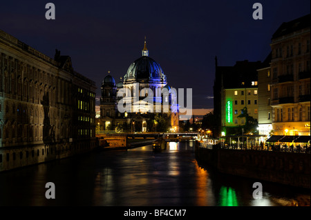 Vue de nuit sur le dôme de la cathédrale de Berlin avec la rivière Spree, Berlin, Germany, Europe Banque D'Images