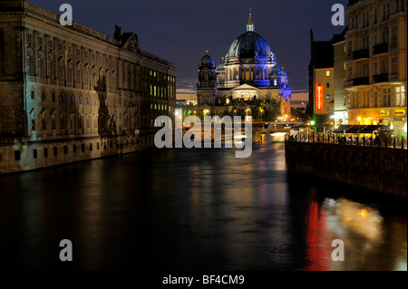 Vue de nuit sur le dôme de la cathédrale de Berlin avec la rivière Spree, Berlin, Germany, Europe Banque D'Images