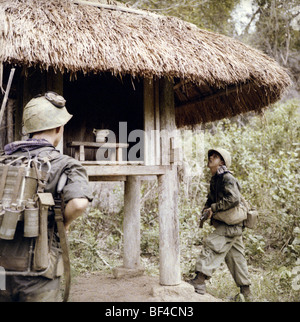 Les fantassins de la troupe B, 1er Escadron, 9e Cavalerie vérifier un culte lors d'une patrouille pendant la guerre du Vietnam en 1967. Banque D'Images