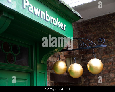 L'angle d'une boutique de prêt sur gages avec trois boules laiton signe à Preston Park Museum Eaglescliffe Stockton on Tees Banque D'Images