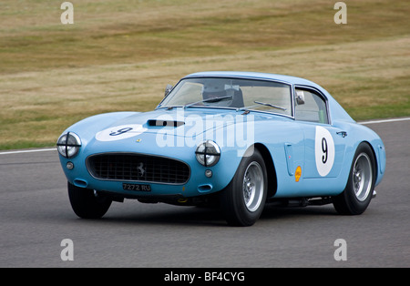 1960 Ferrari 250 GT SWB/c avec chauffeur Marc Devis au Goodwood Revival 2009, Sussex, UK. Banque D'Images