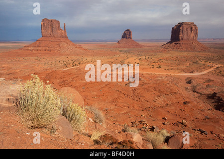 Monument Valley au coucher du soleil Vue depuis le centre des visiteurs, Navajo Nation, Utah, USA Banque D'Images