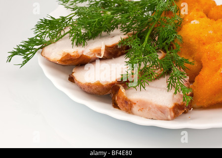 Rosted chou-fleur à la viande de poulet fumé à chaud et un bouquet d'aneth frais sur l'assiette de porcelaine blanche Banque D'Images