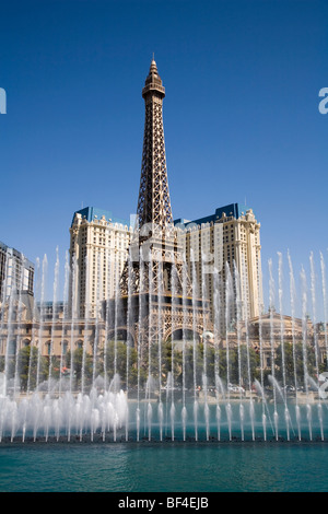 Bellagio fontaines dansantes avec Paris Hotel De La Tour Eiffel et en arrière-plan, Las Vegas Banque D'Images