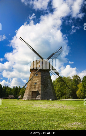 Ancien moulin à vent, un paysage rural Banque D'Images
