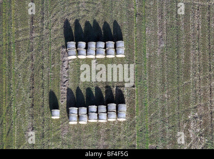 Vue aérienne de hay bales in field Banque D'Images