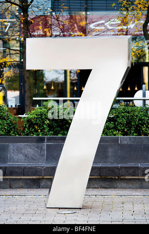 Chambre numéro 7, numéro d'acier inoxydable, la sculpture, la sculpture dans le numéro de Mediapark, Media Park, Cologne, North Rhine-West Banque D'Images