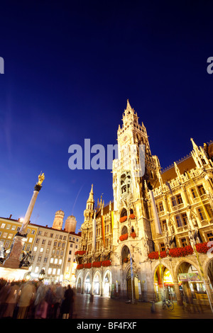 Nouvel hôtel de ville et la place Marienplatz la nuit, Munich, Bavaria, Germany, Europe Banque D'Images