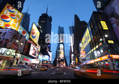 Times Square le soir, Manhattan, New York City, New York, USA Banque D'Images