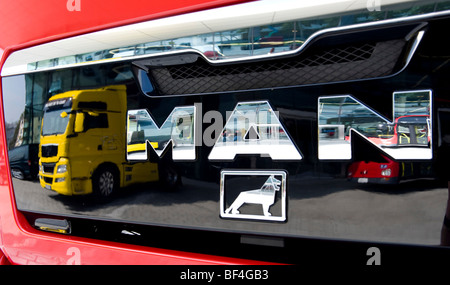 Le camion jaune de type MAN TGX 18,680 reflétée dans l'avant d'un autre camion MAN, l'homme Forum, Munich, Bavaria, Germany, Europe Banque D'Images