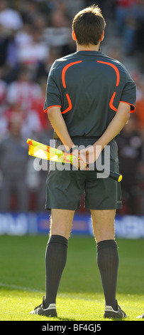 Juge de ligne, d'un drapeau pendant une minute de silence dans le stade, Mercedes-Benz Arena Stadium, Stuttgart, Bade-Wurtemberg, Allemagne, E Banque D'Images