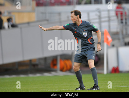 Arbitre FIFA football association Florian Meyer, décision sur un push Banque D'Images