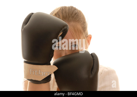 Dix-huit ans, femme, et avec des gants de boxe, se mettre à couvert, sur la défensive Banque D'Images