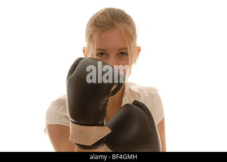 Dix-huit ans, femme, et avec des gants de boxe, se mettre à couvert, sur la défensive Banque D'Images