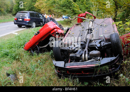 La VW Golf ayant reconduits en accident de la circulation, déchiré en deux parties, Sindelfingen, Bade-Wurtemberg, Allemagne, Europe Banque D'Images