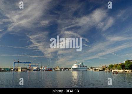 Fjord intérieur de Kiel avec un bateau de croisière et le chantier naval HDW, capitale de l'État, Kiel, Schleswig-Holstein, Allemagne, Europe Banque D'Images