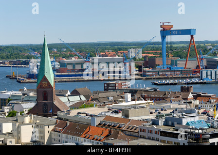 Vue sur la ville de Kiel, l'église Saint-Nicolas sur le vieux marché et le chantier naval HDW dans le fjord intérieur, Schleswig-Holstein, g Banque D'Images