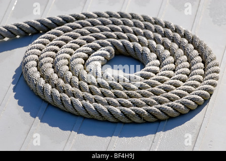 Corde enroulée avec précision sur un pont, image symbolique de début ou de l'ordre, Kiel, Schleswig-Holstein, Allemagne, Europe Banque D'Images