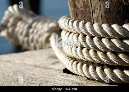 Corde enroulée autour d'un de tenir un bollards d'amarrage de bateau, image symbolique de la sécurité, de la stabilité et de l'appui, Kiel, Schleswig-Holste Banque D'Images
