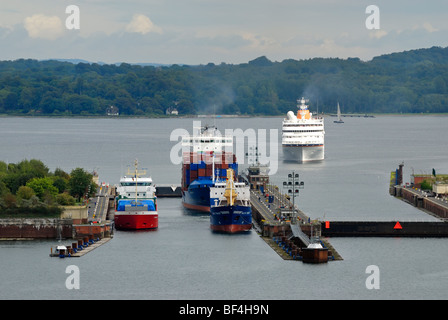 Trafic maritime dans l'Schleuse Holtenau lock, porte-conteneurs et des navires de croisière, Kiel, Schleswig-Holstein, Allemagne, Europe Banque D'Images