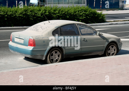 Voiture abandonnée dans la Marina de Dubaï Banque D'Images