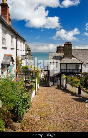 La rue principale pavée raide à travers le pittoresque village de Clovelly, dans le Devon, England, UK Banque D'Images