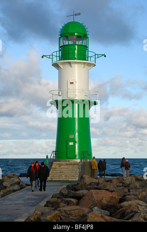 Humeur d'automne nuageux au phare sur la jetée de Warnemuende, Rostock-Warnemuende, Mecklembourg-Poméranie-Occidentale, Allemagne, Banque D'Images