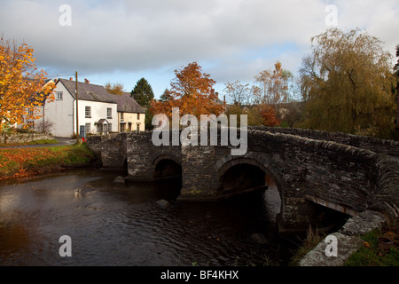 Pont médiéval sur la rivière d'Oisans, Oisans, Shropshire Banque D'Images