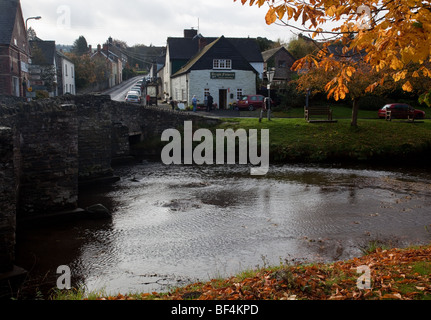 Pont médiéval sur la rivière d'Oisans, Oisans, Shropshire Banque D'Images