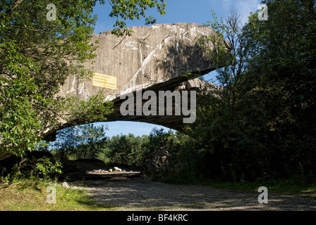 Ruines d'un bunker construit par des travailleurs forcés pour la production d'armement dans le Troisième Reich à Waldkraiburg, Haute-Bavière, Muehldor Banque D'Images