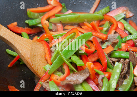 La viande de couleur et de légumes sautés au wok la cuisson en noir Banque D'Images