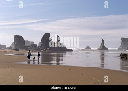 Les gens qui marchent sur la plage de Bandon, Oregon, USA Banque D'Images