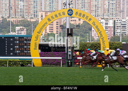 La Chine, Hong Kong, les chevaux de race grand passé au cours de bord course à l'hippodrome de Happy Valley Banque D'Images