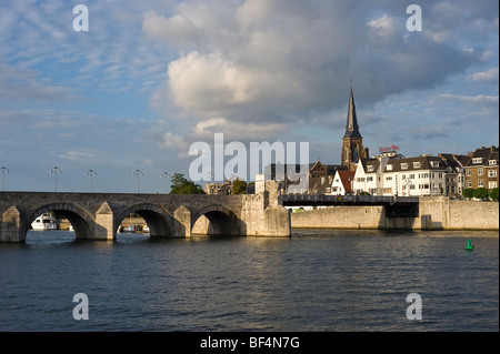 Rive est de la Meuse avec Martinskerk Servasbrug et église Sint pont, Maastricht, Luxembourg, Hollande, Pays-Bas, Banque D'Images