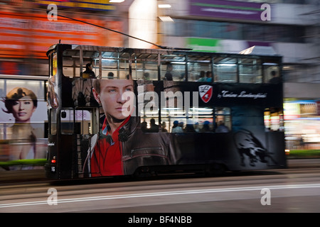 La Chine, Hong Kong, Hong Kong Island, Wan Chai, des tramways en marche entre Central et Wan Chai Banque D'Images