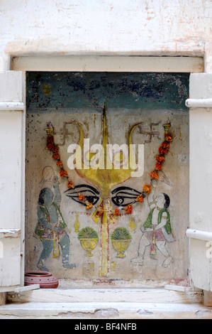 Fresque avec le trident du dieu hindou Shiva dans le Fort Mehrangarh, Jodhpur, Rajasthan, Inde du Nord, Inde, Asie du Sud, Asie Banque D'Images